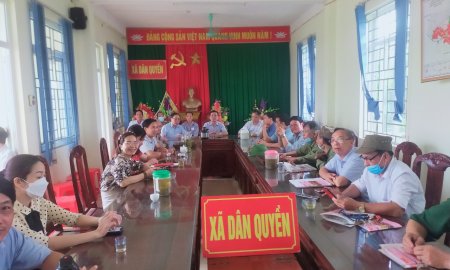Cán bộ đảng viên và nhân dân Xã Dân Quyền đón xem lễ công bố huyện triệu Sơn đạt NTM